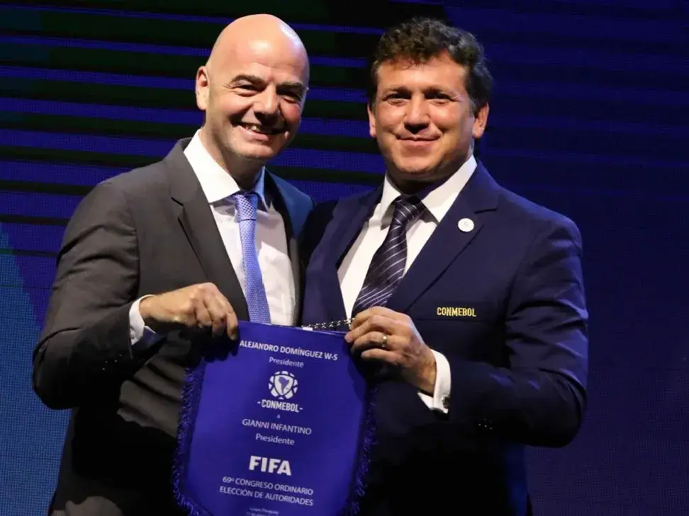 Infantino junto al presidente de la CONMEBOL, Alejandro Domínguez. Foto:CONMEBOL