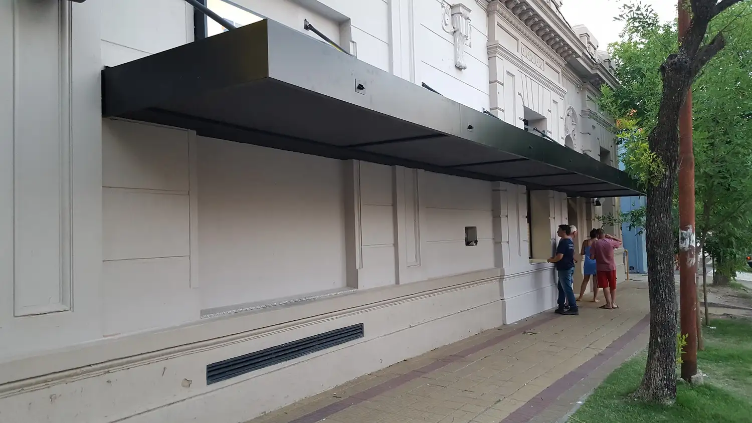 A 14 meses del pedido realizado por usuarios, el Banco de Entre Ríos amplió el alero para resguardo del público