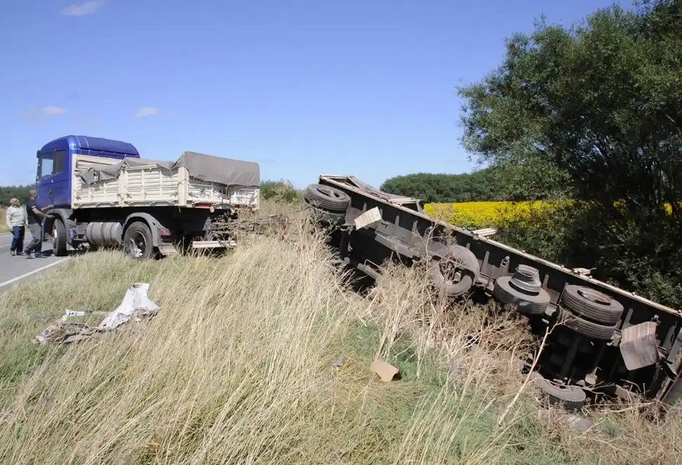 El conductor de un camión está grave, tras un choque con otro transporte