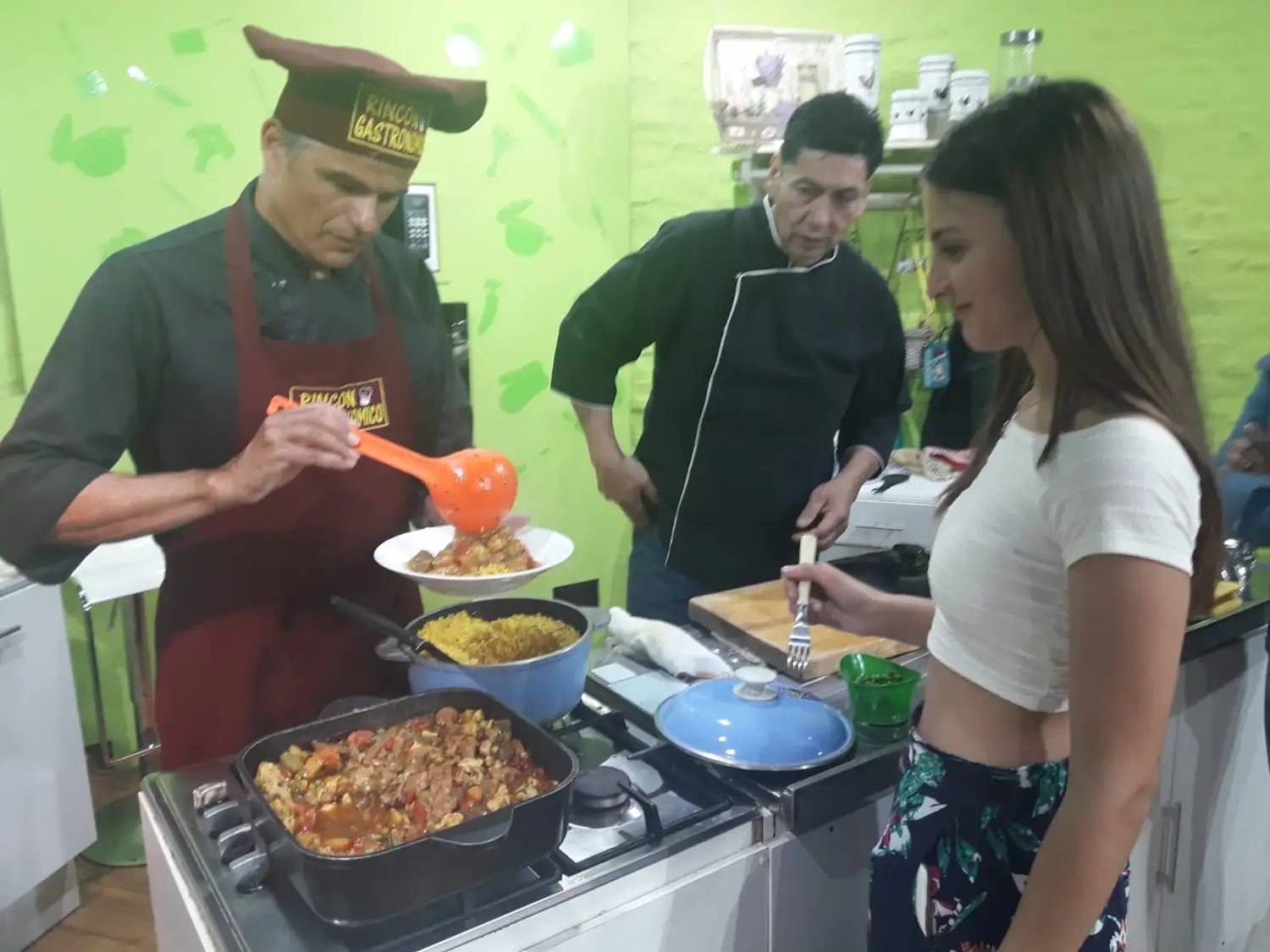 Hicieron en la televisión uruguaya la "Cazuela carrocera" para promocionar el desfile del sábado