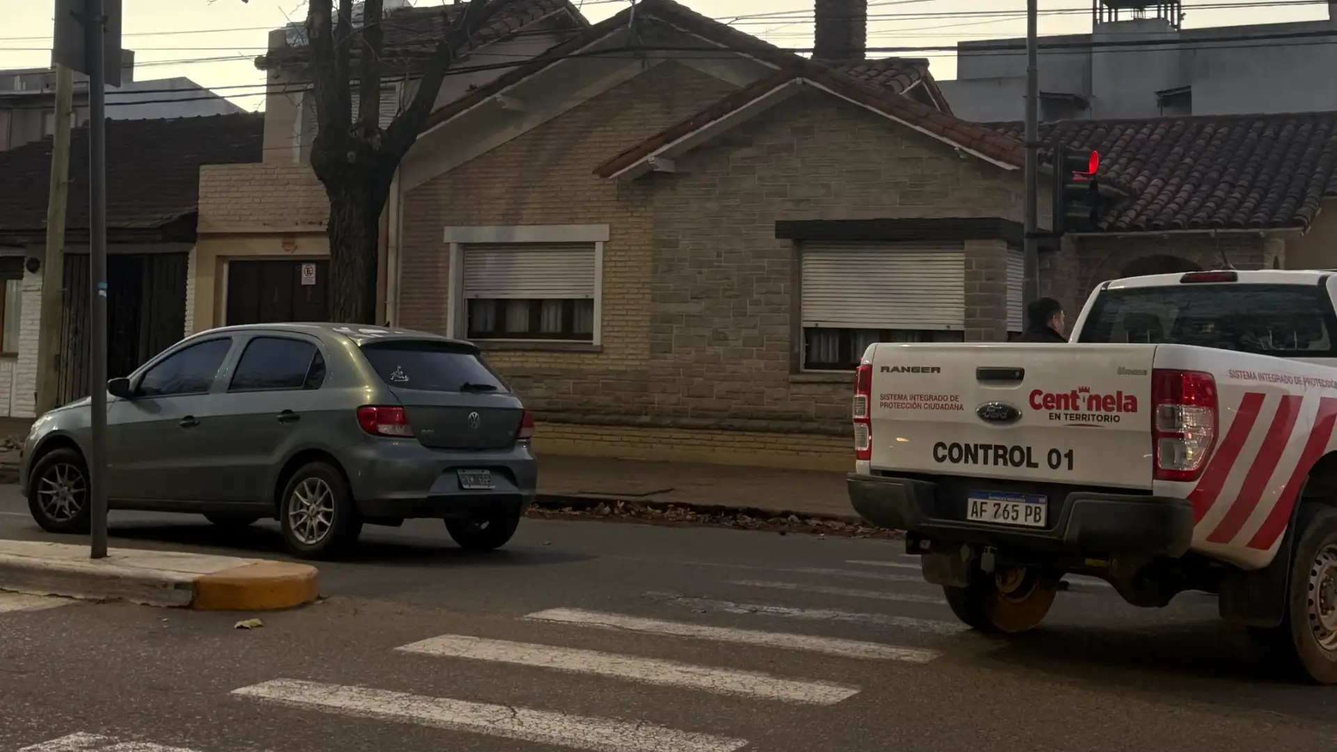 Tras el impacto, personal del SAME acudió rápidamente al lugar y trasladó a la víctima a la guardia del Hospital Municipal Ramón Santamarina.