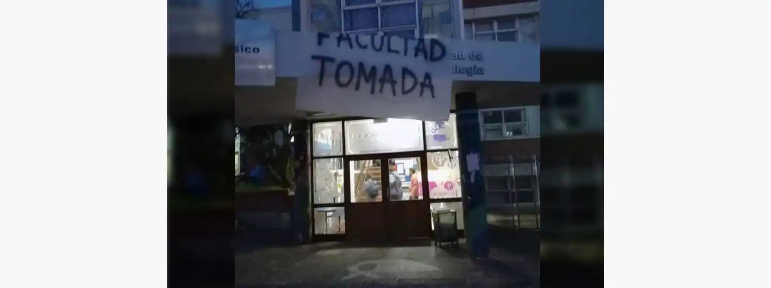 Estudiantes tomaron las facultades de Humanidades y Psicología