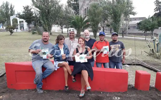 Paseo por la paz en la plaza de los niños
