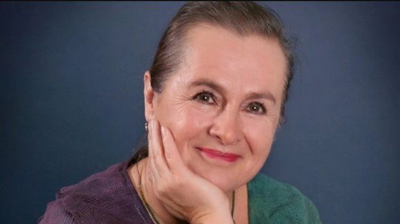 Cantante checa muere de covid voluntariamente contraído para obtener pase sanitario