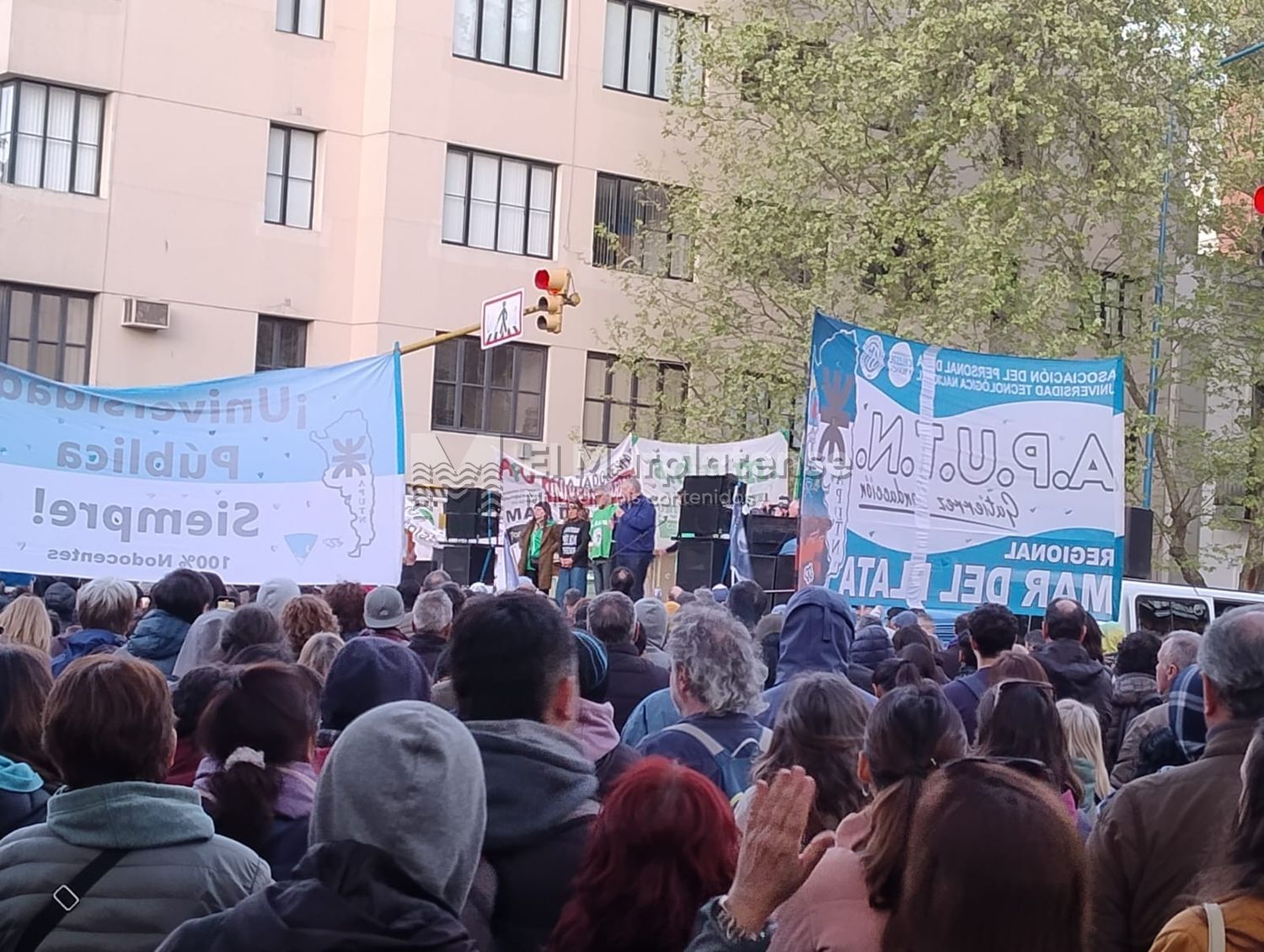 La medida fue publicada en el Boletín Oficial horas después de la movilización de estudiantes y docentes.