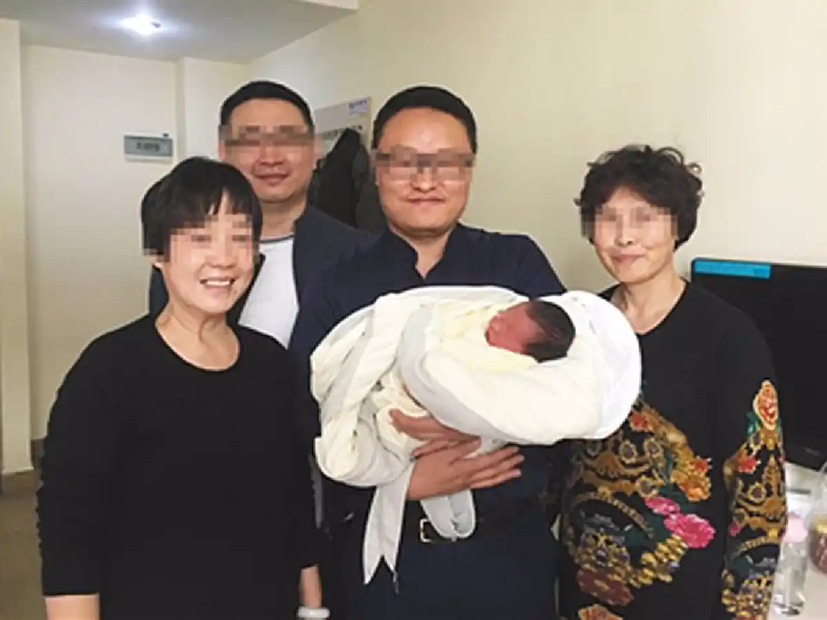 Un bebé nace en China cuatro años después de la muerte de sus padres