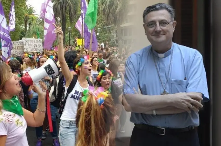 Dos postales, el mismo día: el saludo de Monseñor Martín y la manifestación de mujeres en el Arzobispado