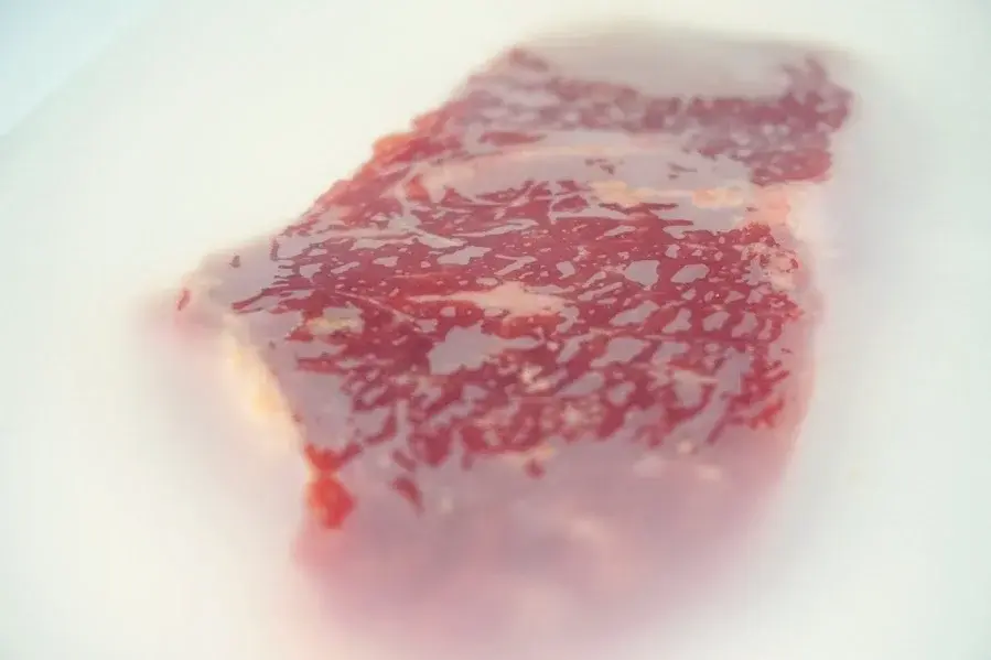 Desarrollan un film biodegradable para conservar la carne vacuna