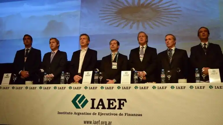 Ejecutivos de finanzas reclaman combatir la inflación y el déficit fiscal