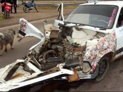 Impresionante: Salieron despedidos de un auto tras chocar contra un camión