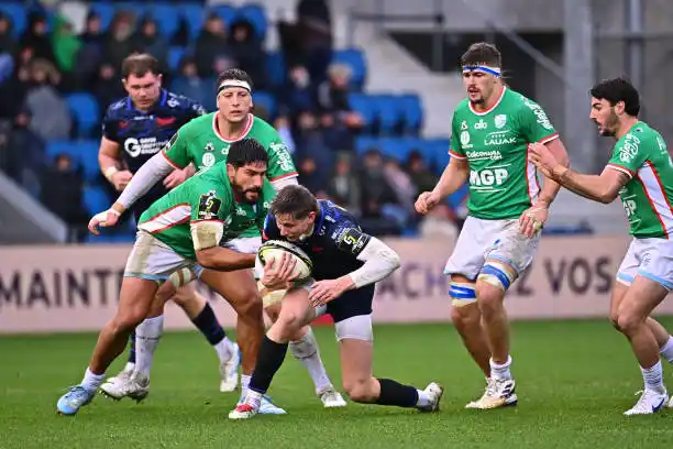 Bruni en acción frente a los galeses.