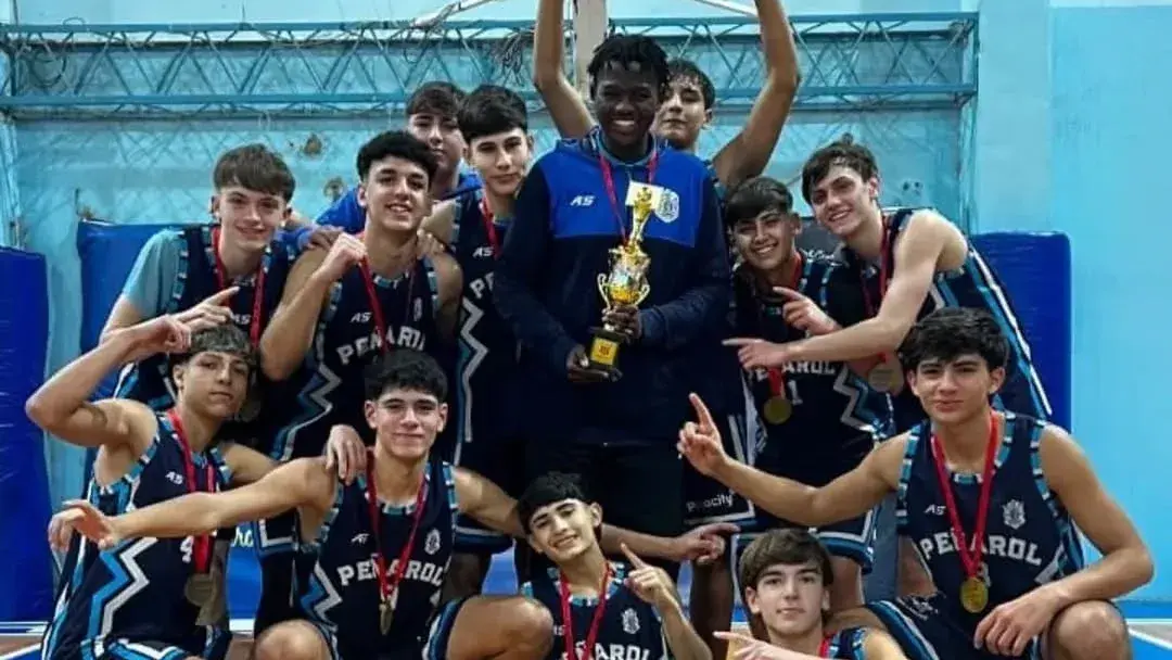 Campeón. El equipo de Peñarol U15, con necochenses presentes