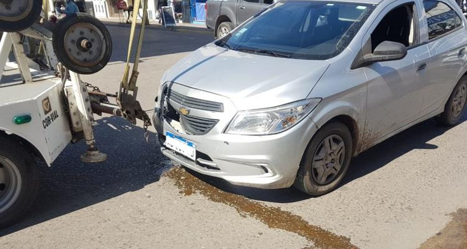 Automovilista sin licencia circulaba por el centro y chocó desde atrás a la grúa de la Dirección de Tránsito
