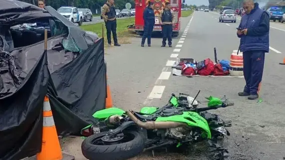La moto y el auto que protagonizaron el siniestro en la ruta 2, en La Plata.

0221.com.ar