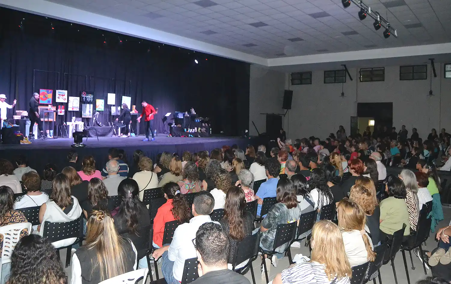 Se realizó con gran éxito la muestra “En los zapatos de”