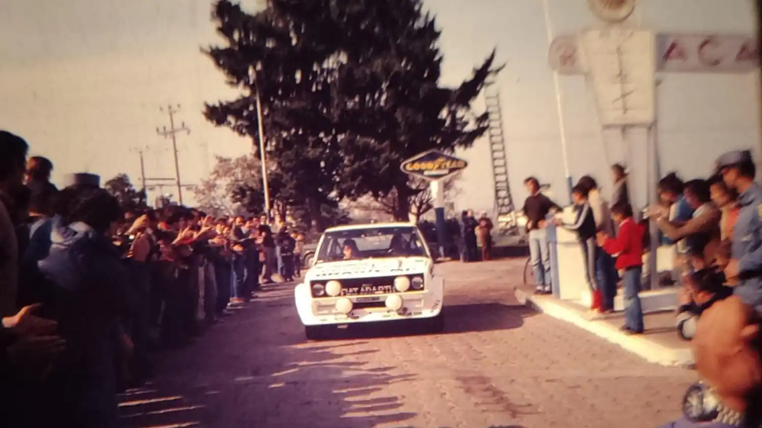 Carlos Reutemann arriba al ACA de Río Tala, durante el tramo de enlace hasta Tucumán. (Foto: Familia de Juan Antonio Gatell)