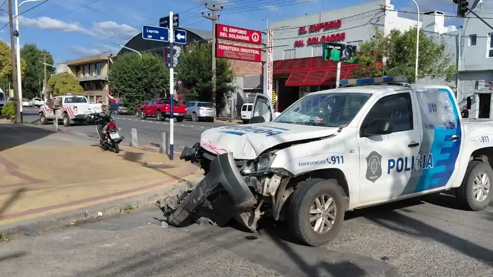 La unidad policial fue la más afectada, con destrozos considerables en el tren delantero.