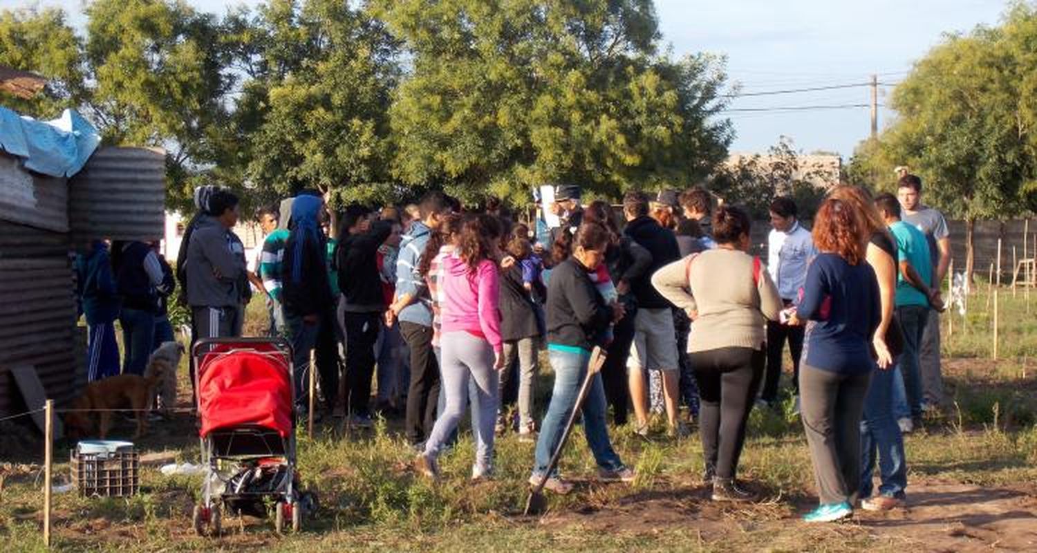 Desalojan predio usurpado por 32 familias