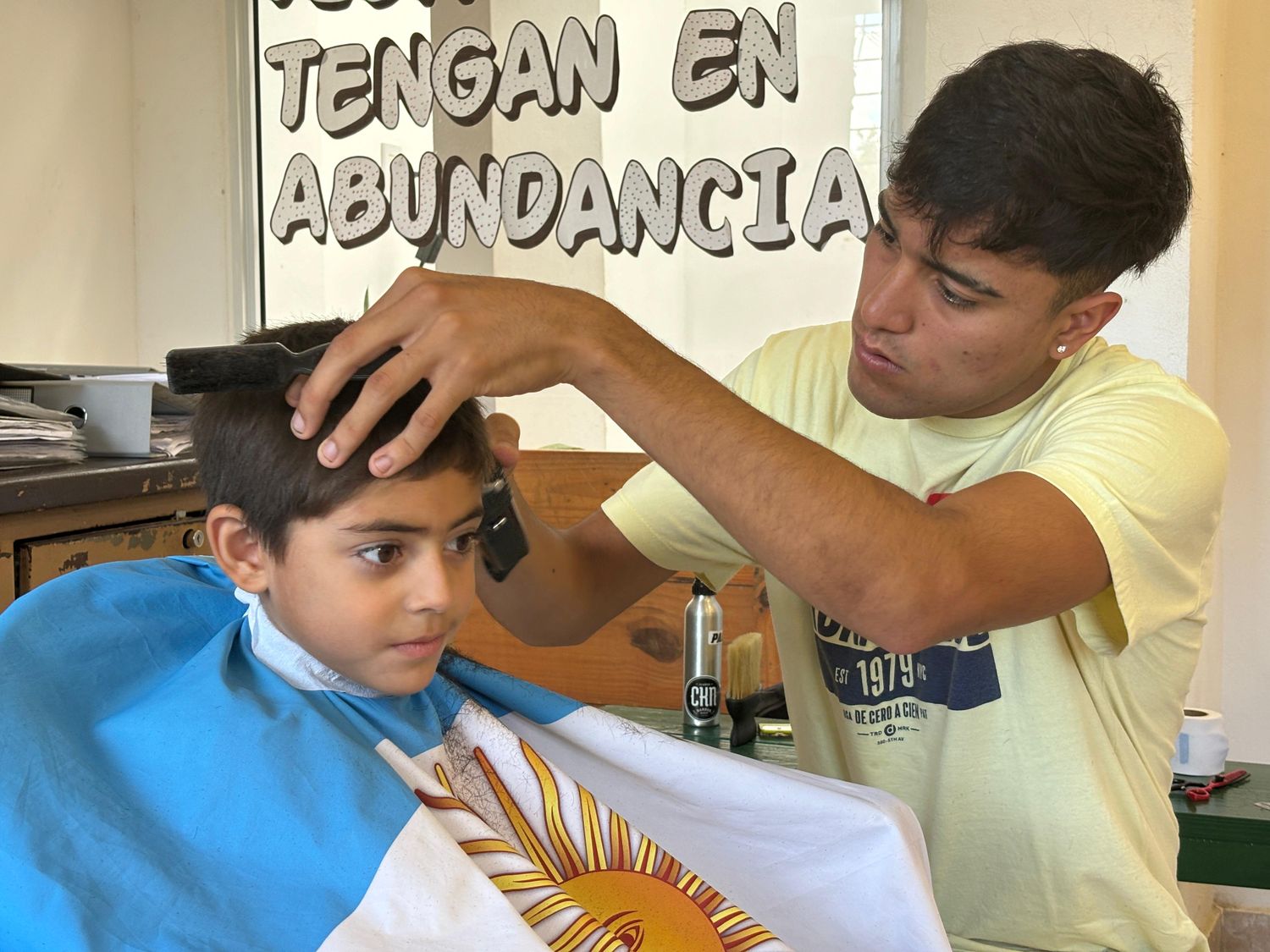 Peluqueros solidarios en el barrio Iturbide.