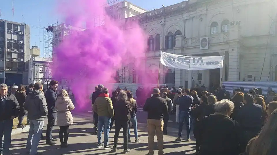 Trabajadores de ATER se movilizaron a la Casa de Gobierno por los adicionales