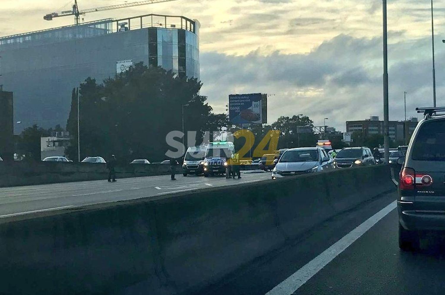 Bajó de su auto por un desperfecto mecánico y murió al ser embestido por otro vehículo 