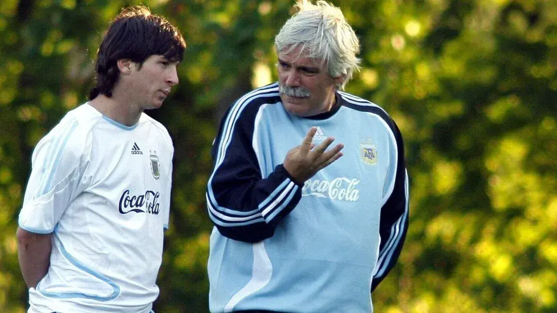 Salorio y Messi en los años de juveniles. El Profe lo recibió el día que llegó por primera vez al predio de Ezeiza