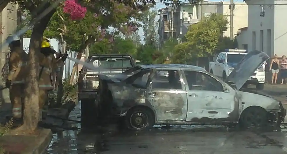 Un hombre resultó con quemaduras por el incendio de un automóvil