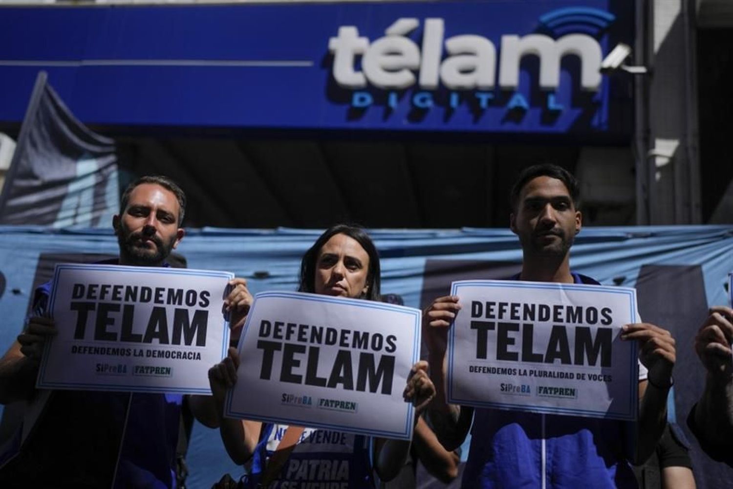 Los empleados resisten al cierre de Télam.