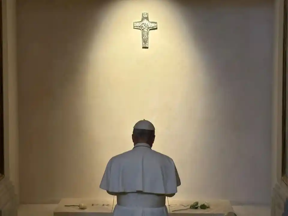 León XIV, durante su visita a la Basílica de Santa María la Mayor en Roma.