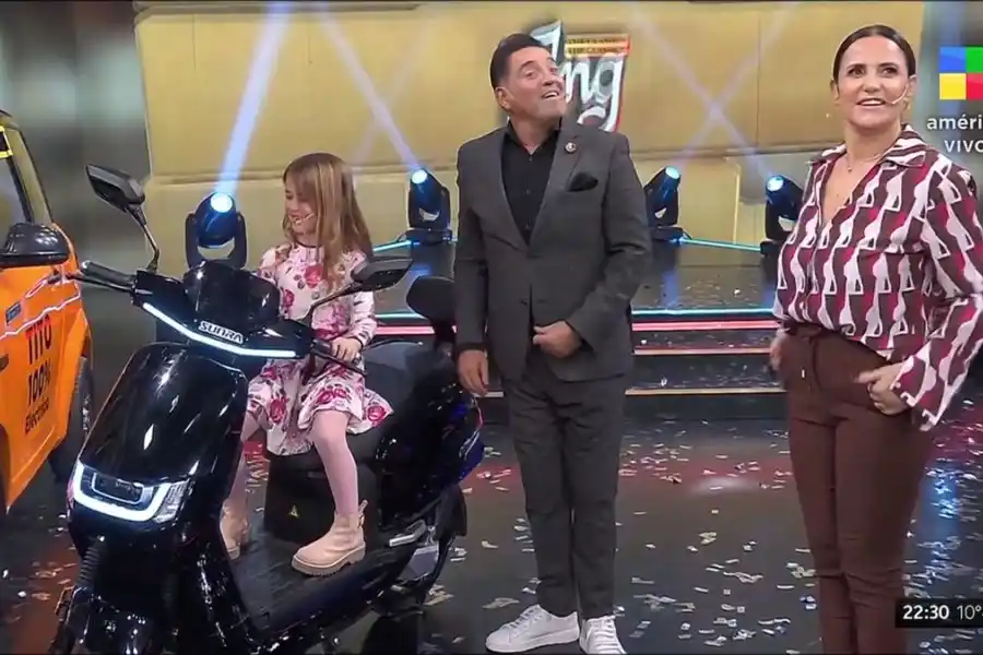 VIDEO: una nena arrancó la moto de la publicidad en el programa de Iudica y asustó a todos