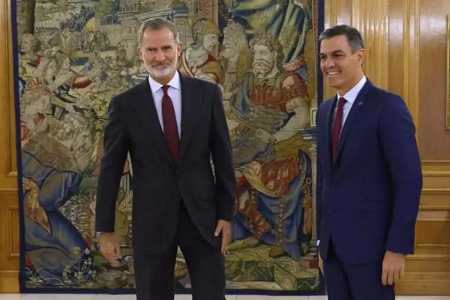 El rey de España encargó a Pedro Sánchez formar Gobierno