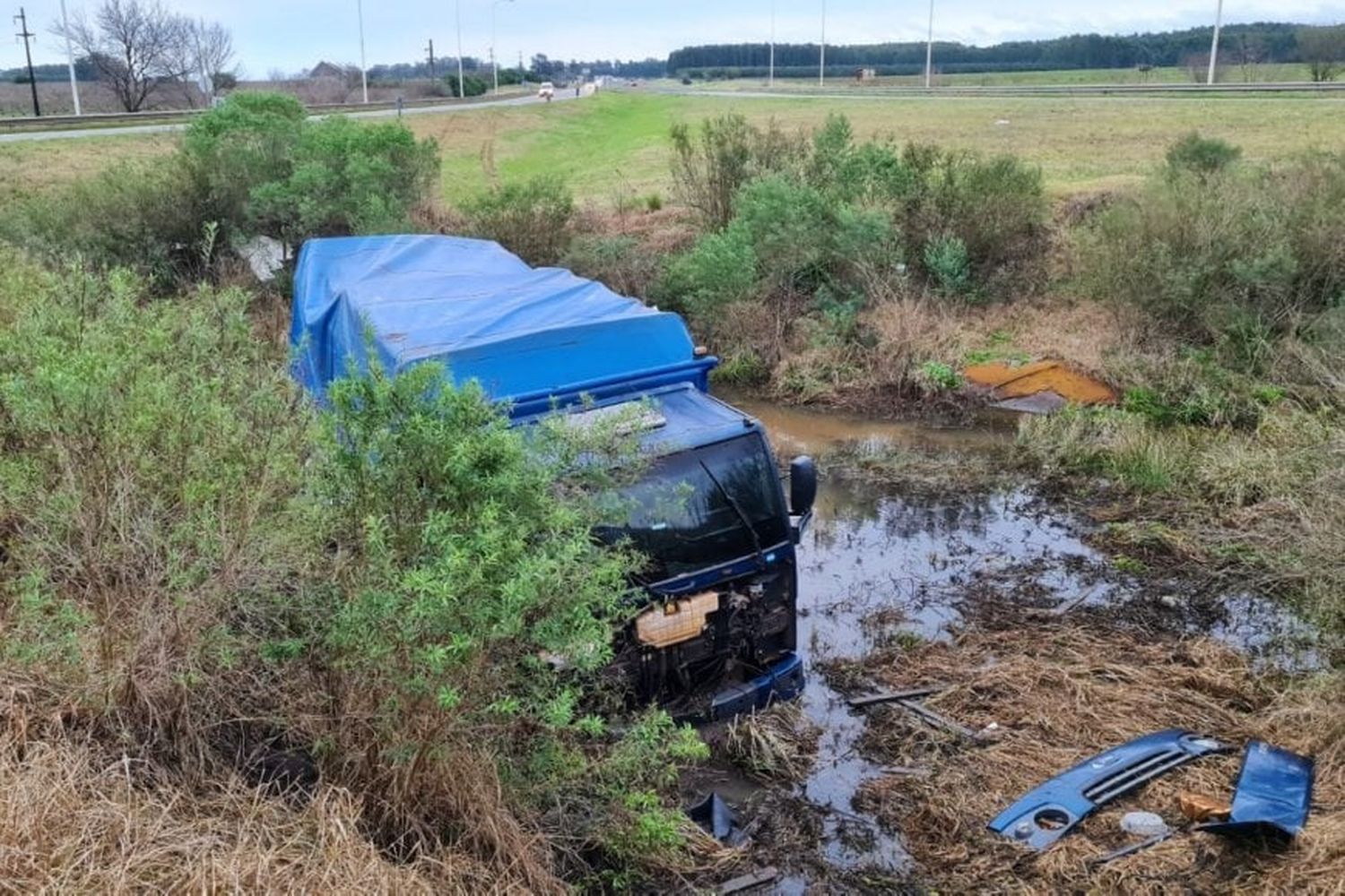 En la Autovía 14, un camión cayó adentro de una alcantarilla tras perder el control