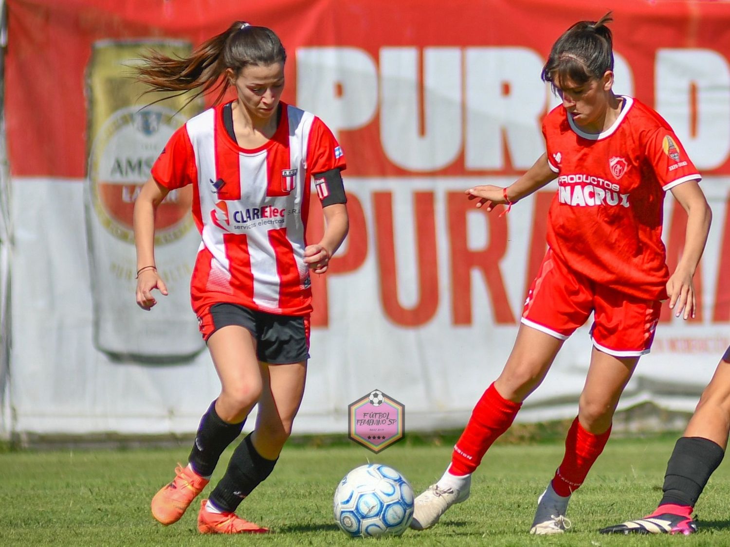 Giménez y Castro, disputando una pelota en el último clásico entre Mitre y Paraná. Foto: Fútbol Femenino San Pedro.