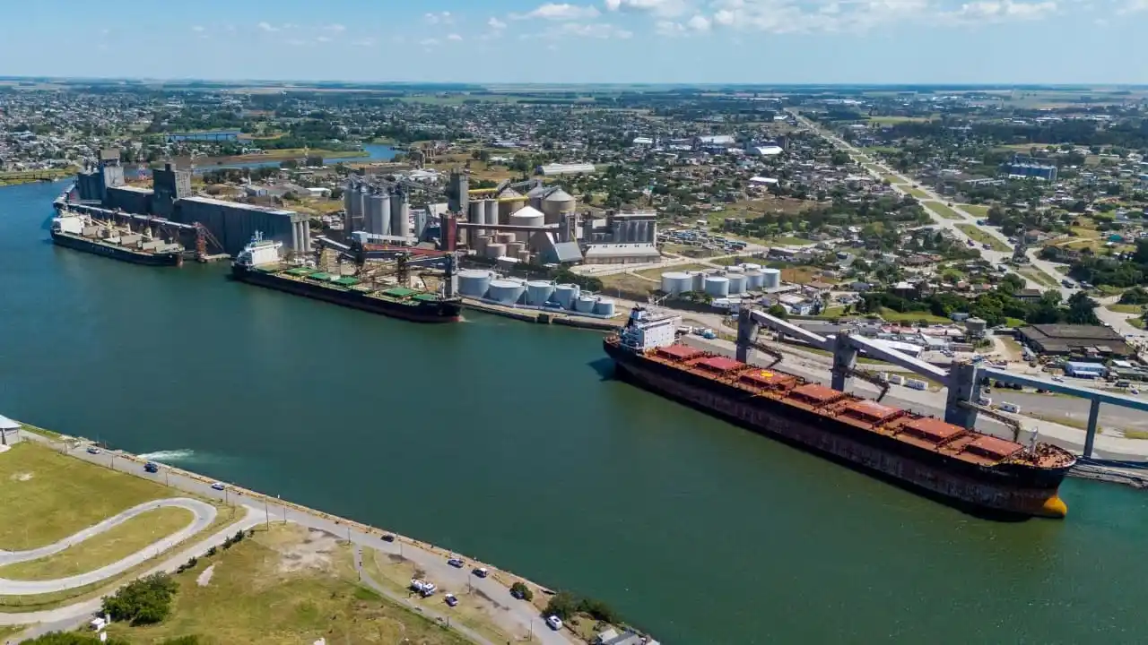 Puerto Quequén consolida una operatoria sostenida con buques que zarpan con bodegas completas