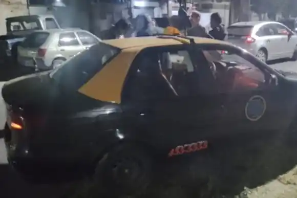 Zona oeste: se hicieron pasar por pasajeros, asaltaron a un taxista y uno de ellos terminó detenido