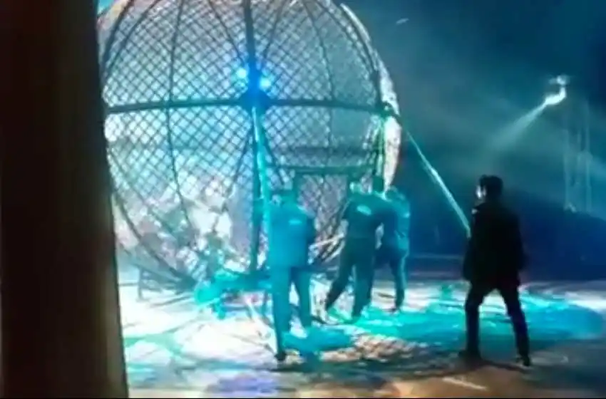 Peligro en el circo: realizaban un espectáculo adentro de un globo en moto, chocaron y terminaron heridos