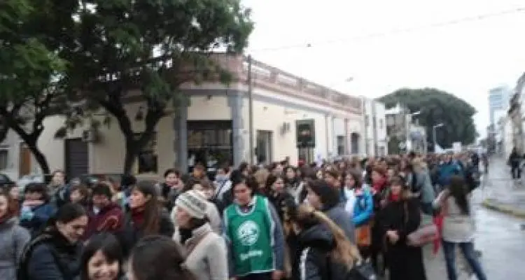 Docentes y estatales siguen de paro tras medir fuerzas en multitudinaria manifestación