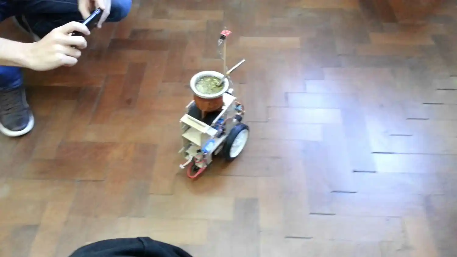 Ideal para la oficina: el robot que reparte mates cebados
