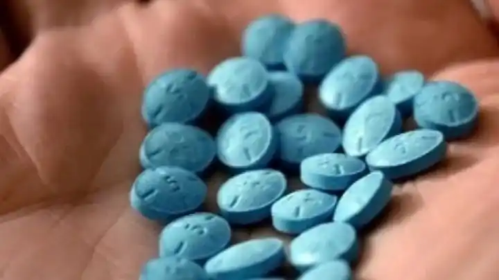 Tres mujeres y un hombre tomaron éxtasis y tuvieron sexo en la vereda