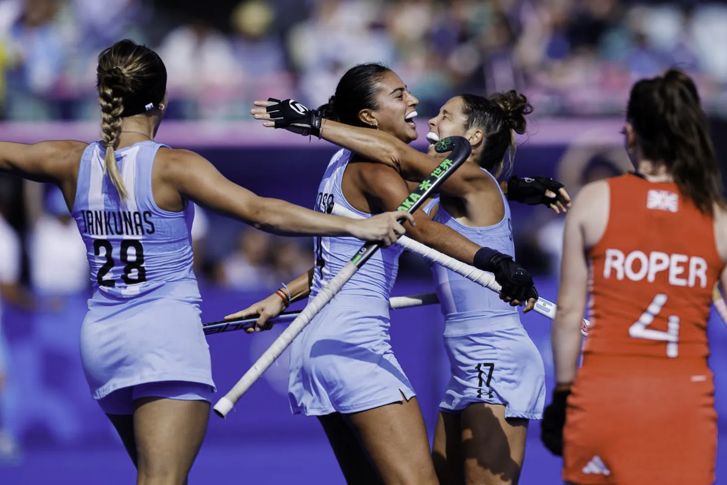 Las Leonas cerró con una goleada y quedó segundo