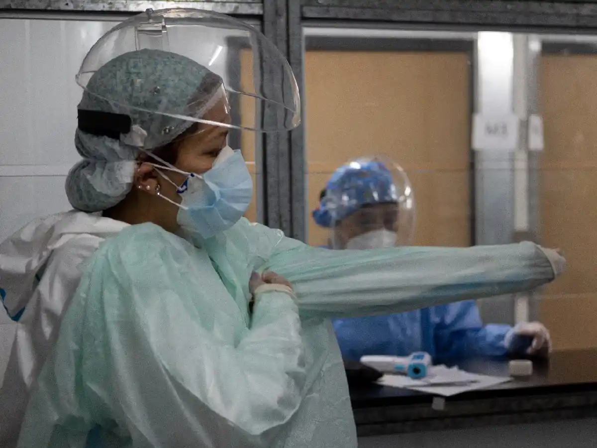 En Córdoba los médicos afirman que no queda otro camino que aumentar las restricciones