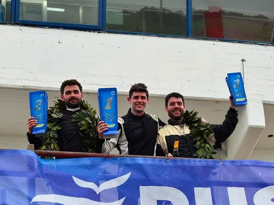 En el podio Tambucci en el centro, con el "2" el tresarroyense Fausto Di Vito y cerró Cassou (Foto: Infoeme)