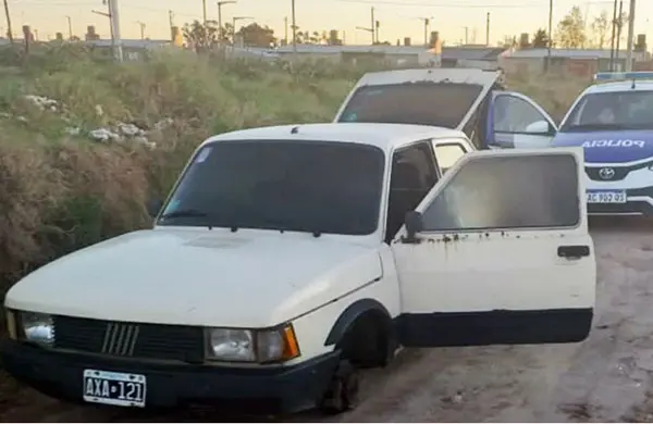 Apareció en un descampado un auto sustraído en Tandil
