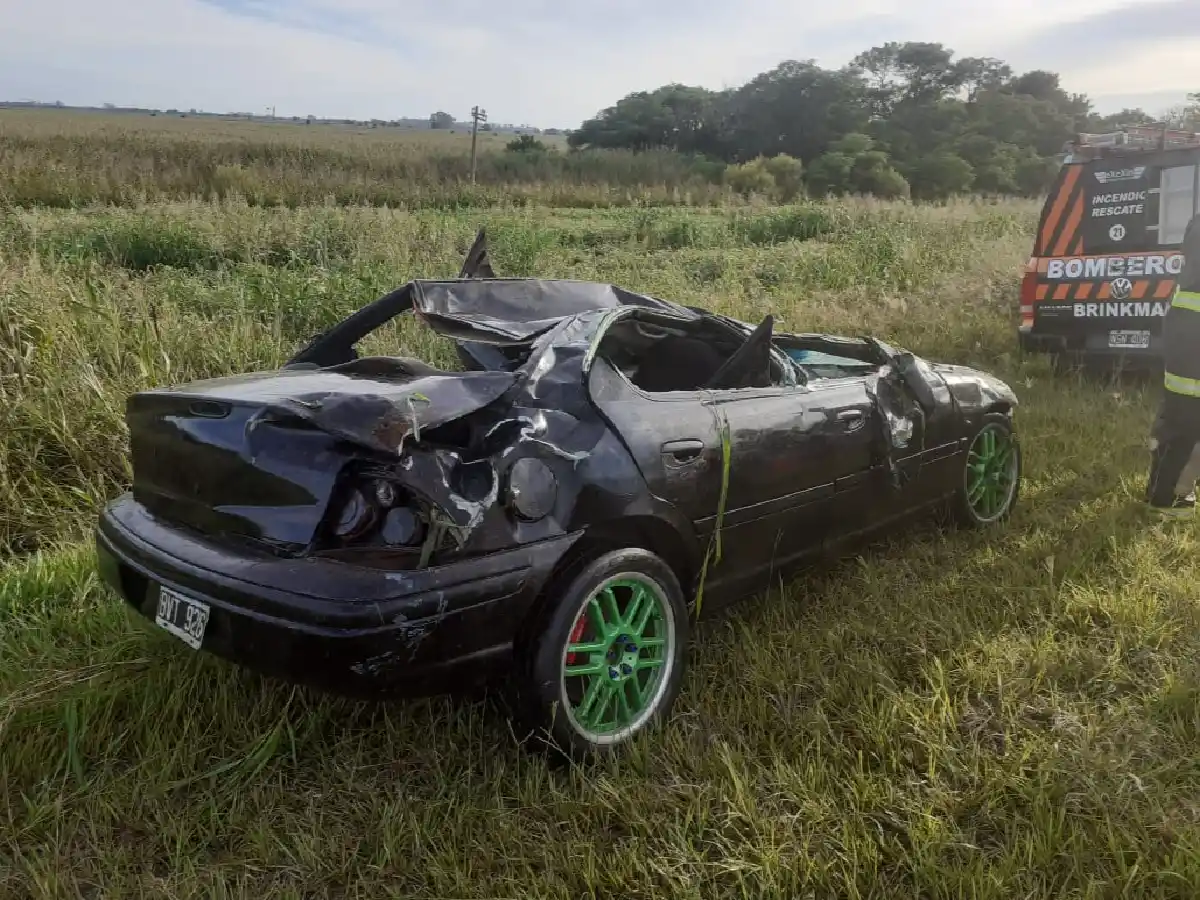 Dos lesionados en el vuelco de un auto en la ruta 17