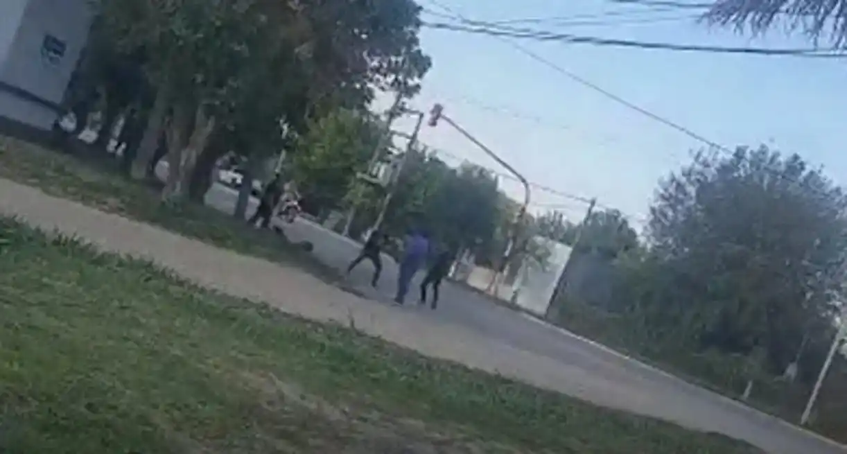 Video: salían de la cárcel de Coronda y se trenzaron con chuza y piedras en una parada