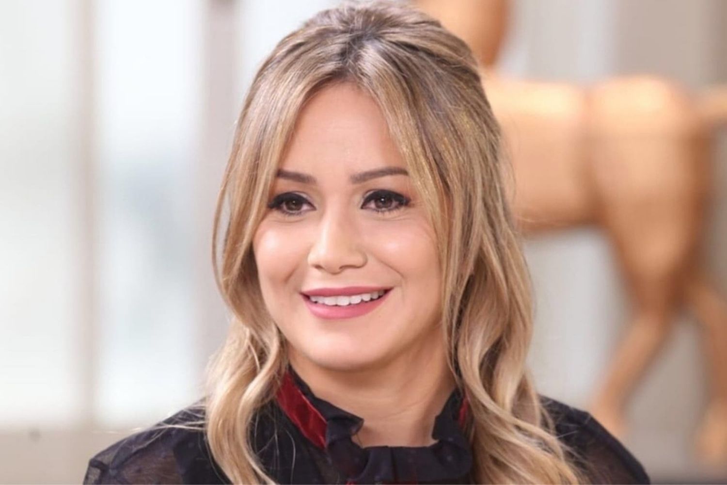 Con un mini vestido negro, Karina “La Princesita” mostró las piernas y bromeó: “Me hago la top model”