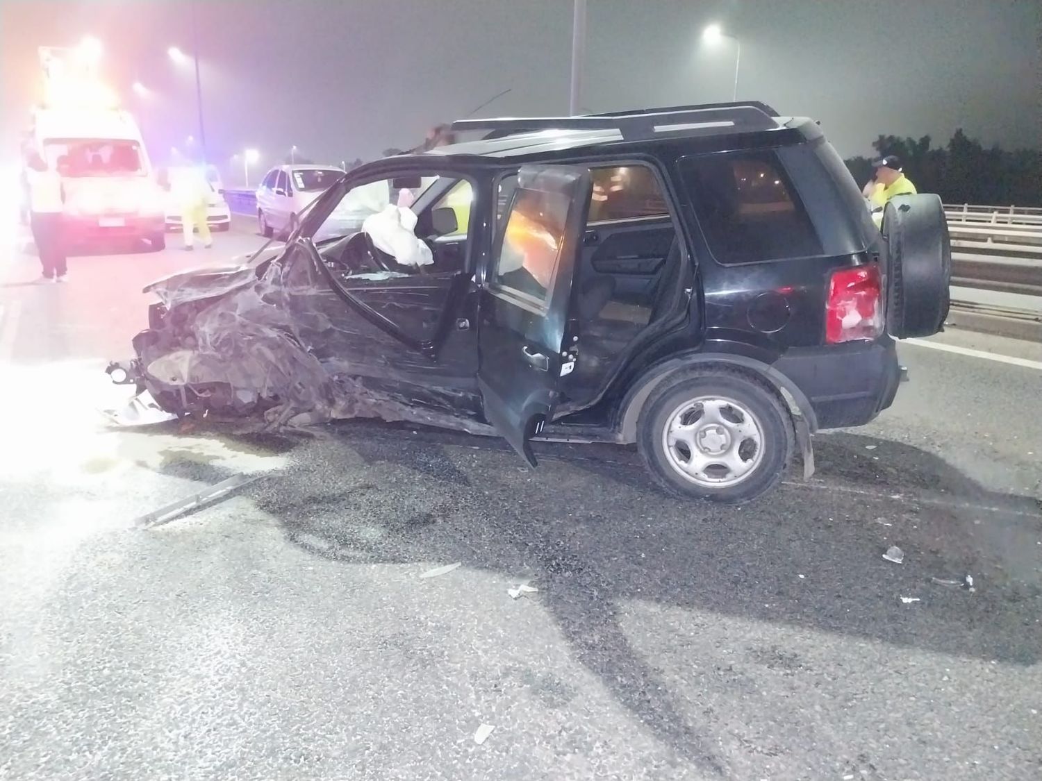 Así quedó la camioneta de la mujer que subió al camino del Buen Ayre en contramano y embistió a un vehículo de la Policía.