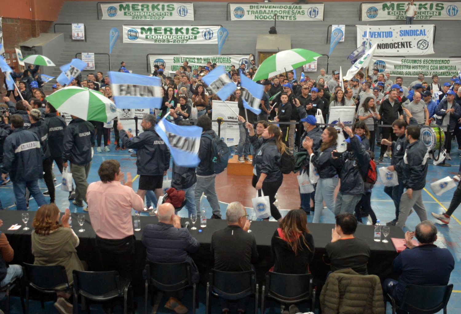 Nutridas delegaciones de no docentes participan en Tandil de las jornadas deportivas y de formación, organizadas por la Fatun.