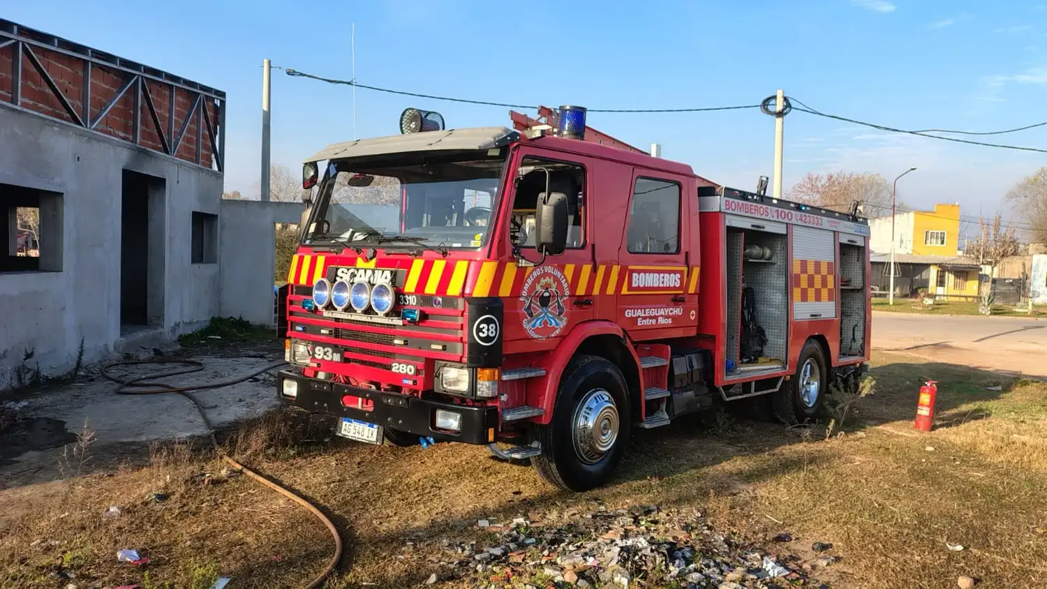 Incendio en un galpón: bomberos trabajan en la zona de Montana y Mostto