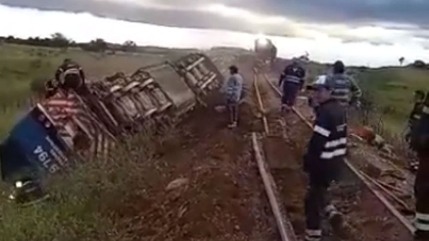 Video: tren de carga descarrila y cae al costado del terraplén en Salta